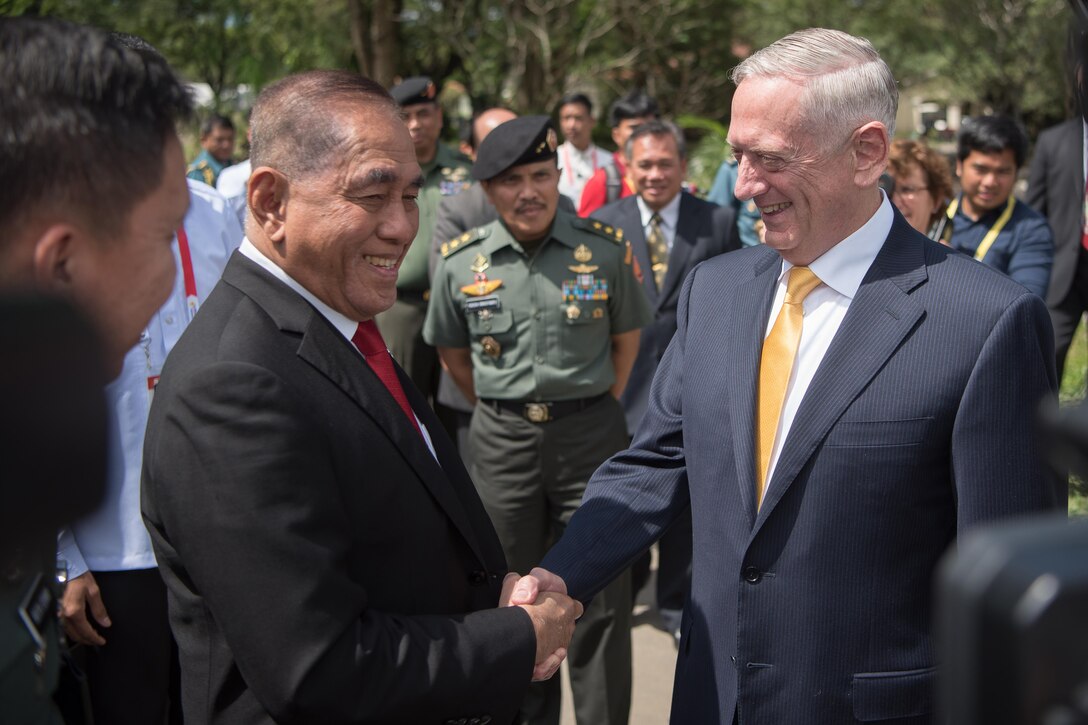 Defense Secretary Jim Mattis shakes hands with the Indonesian defense minister.