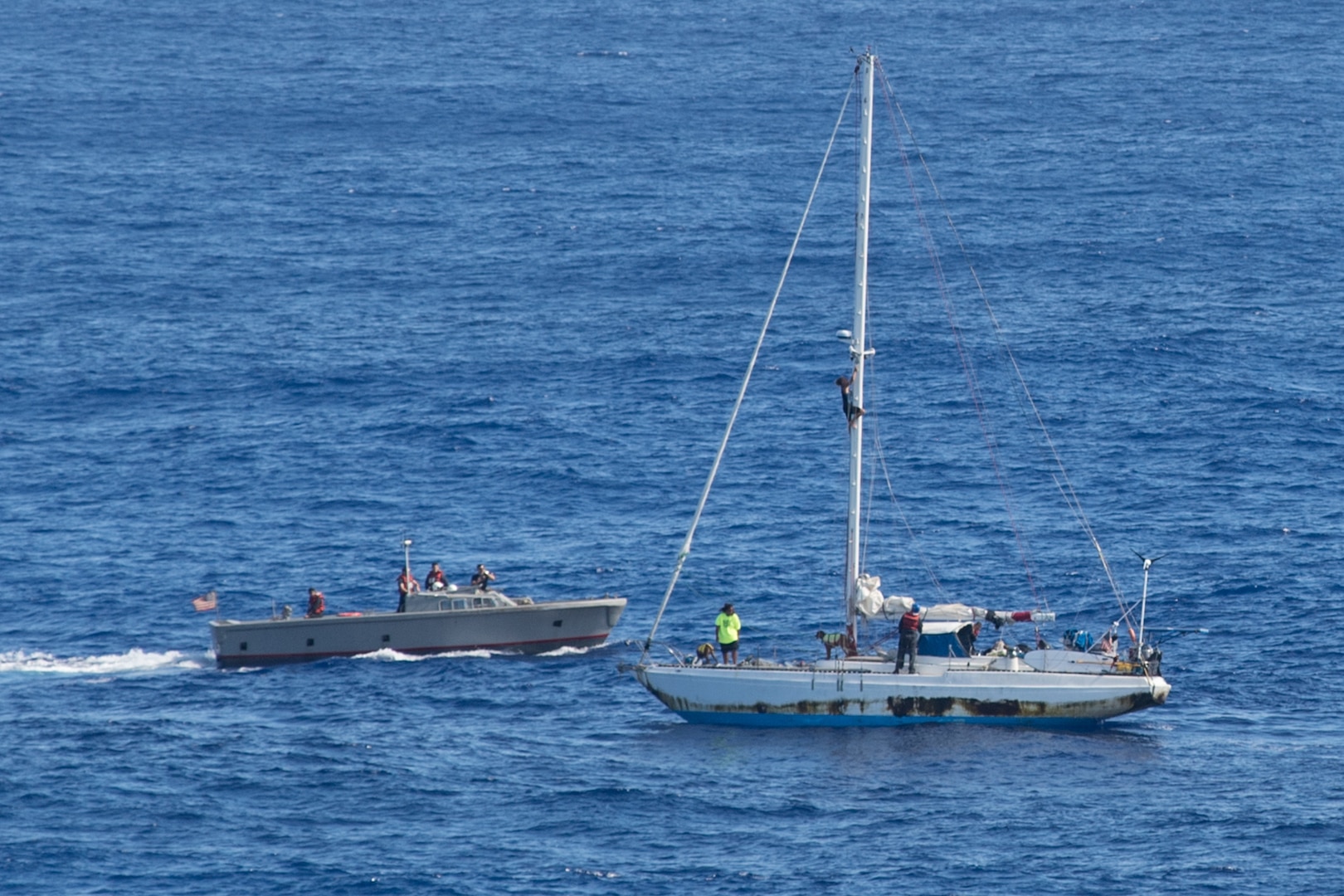 USS Ashland renders aid to mariners in distress