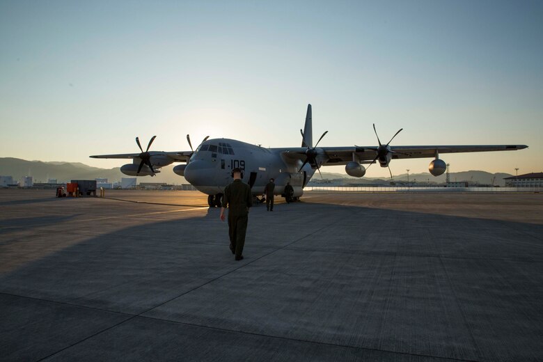 Sumos conduct aerial refueling training with Thunderbolts, Green Knights