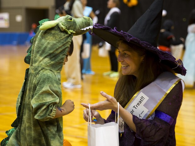 US, Japanese locals gather for Halloween Carnival