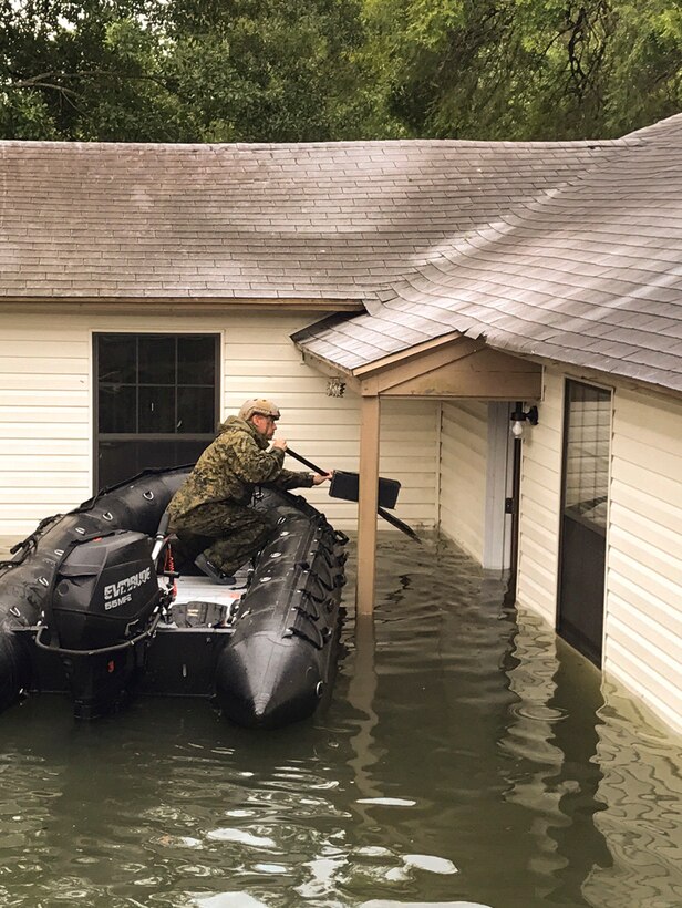4th Reconnaissance Marines support rescue efforts in wake of Hurricane Harvey