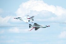 The United States Air Force Thunderbirds perform an opposing knife edge pass during the Thunder Over Dover Open House and Airshow Aug. 25, 2017, at Dover Air Force Base, Del. The Thunderbirds demonstrated the versatility of the F-16 Fighting Falcon by performing aerial acrobatics, precision formations and high-speed passes during their performance. (U.S. Air Force photo by Mauricio Campino)