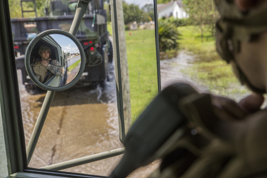 14th Marines and MWSS-473 transport supplies to Hurricane relief efforts