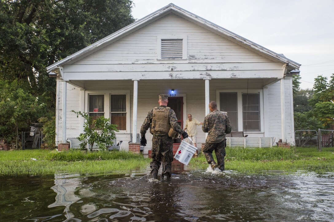 14th Marines and MWSS-473 transport supplies to Hurricane relief efforts