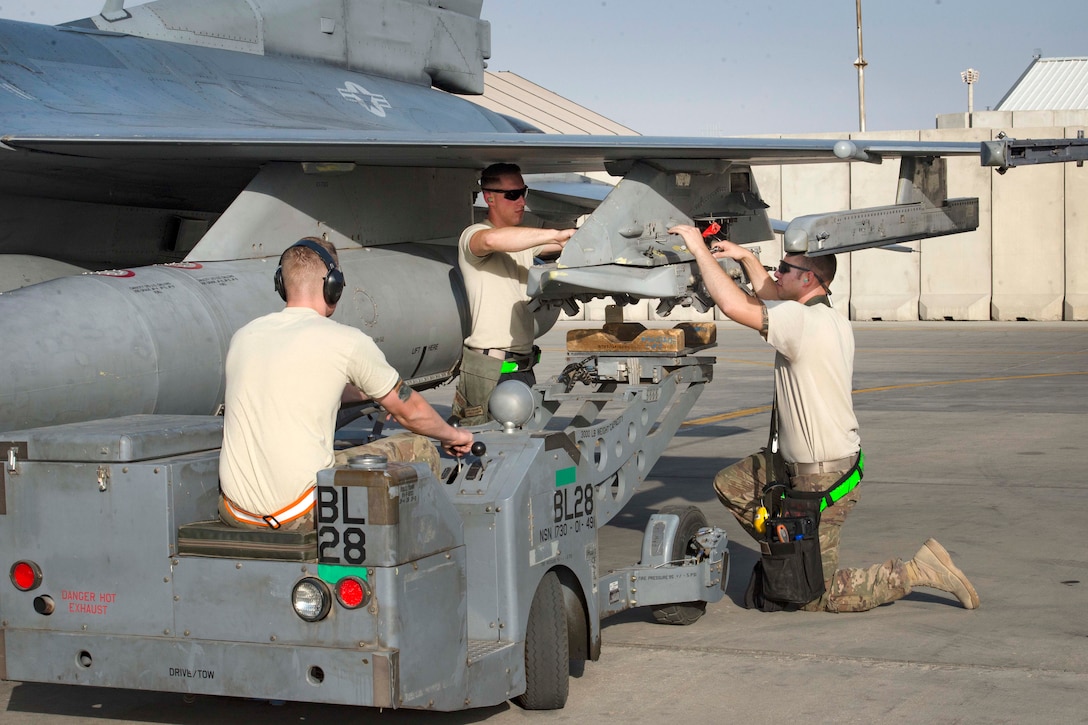 Airmen prepare an F-16 Fighting Falcon