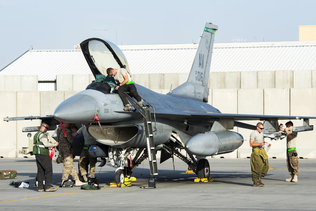 Airmen prepare an F-16 Fighting Falcon