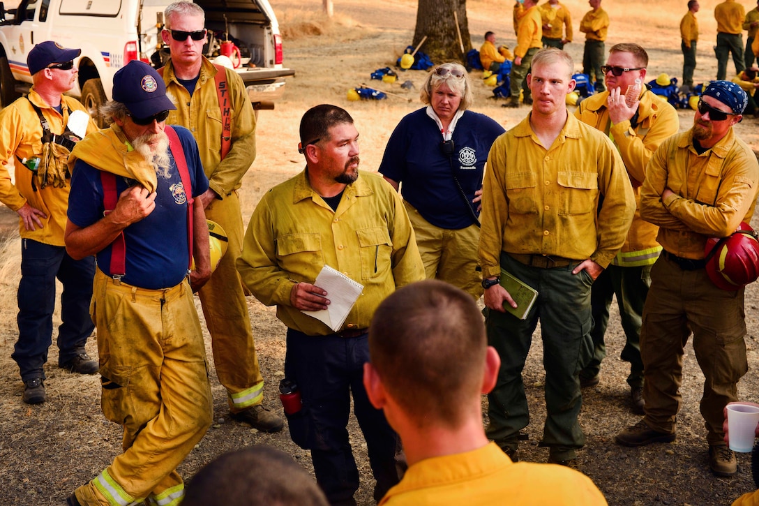 Instructors with the Oregon Department of Public Safety Standards and Training brief Oregon Army National Guardsmen