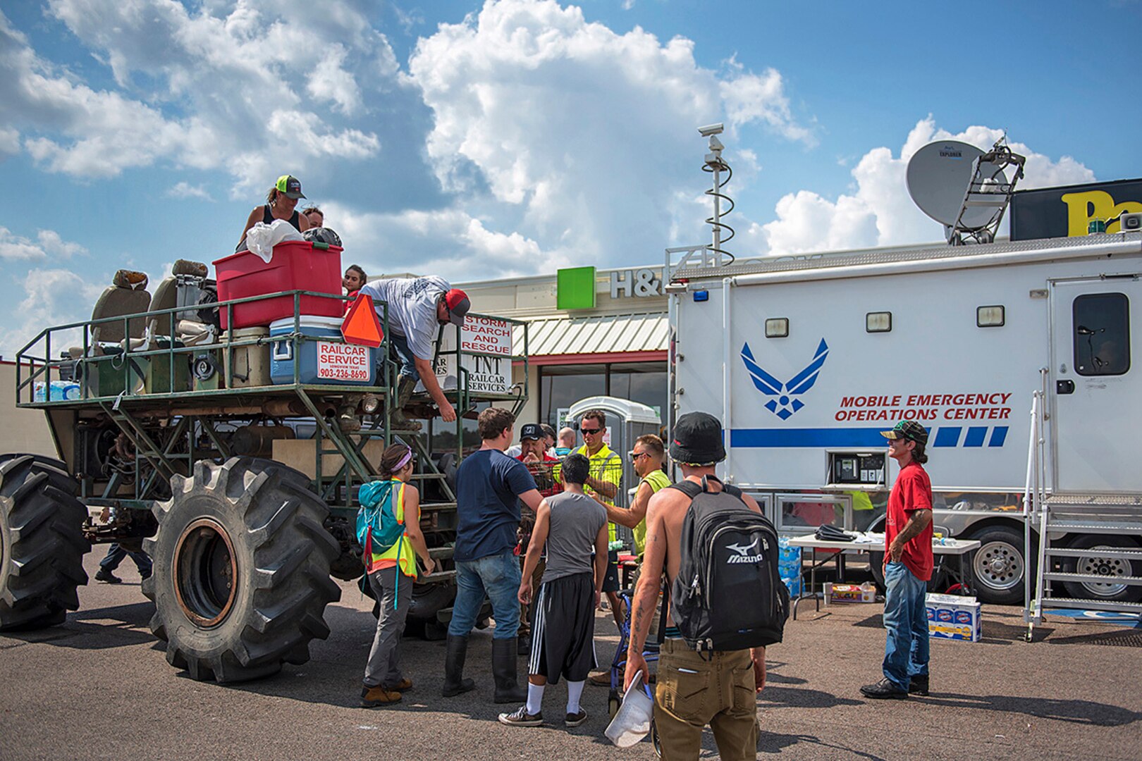 La. Guard helps coordinate responders in Texas