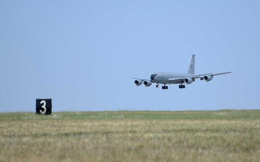 KC-135 landing