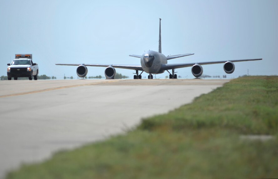 KC-135 landing