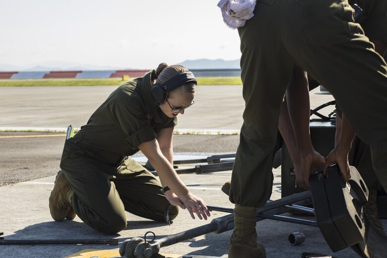Recovery Marines install M31 arresting gear > Marine Corps Air Station