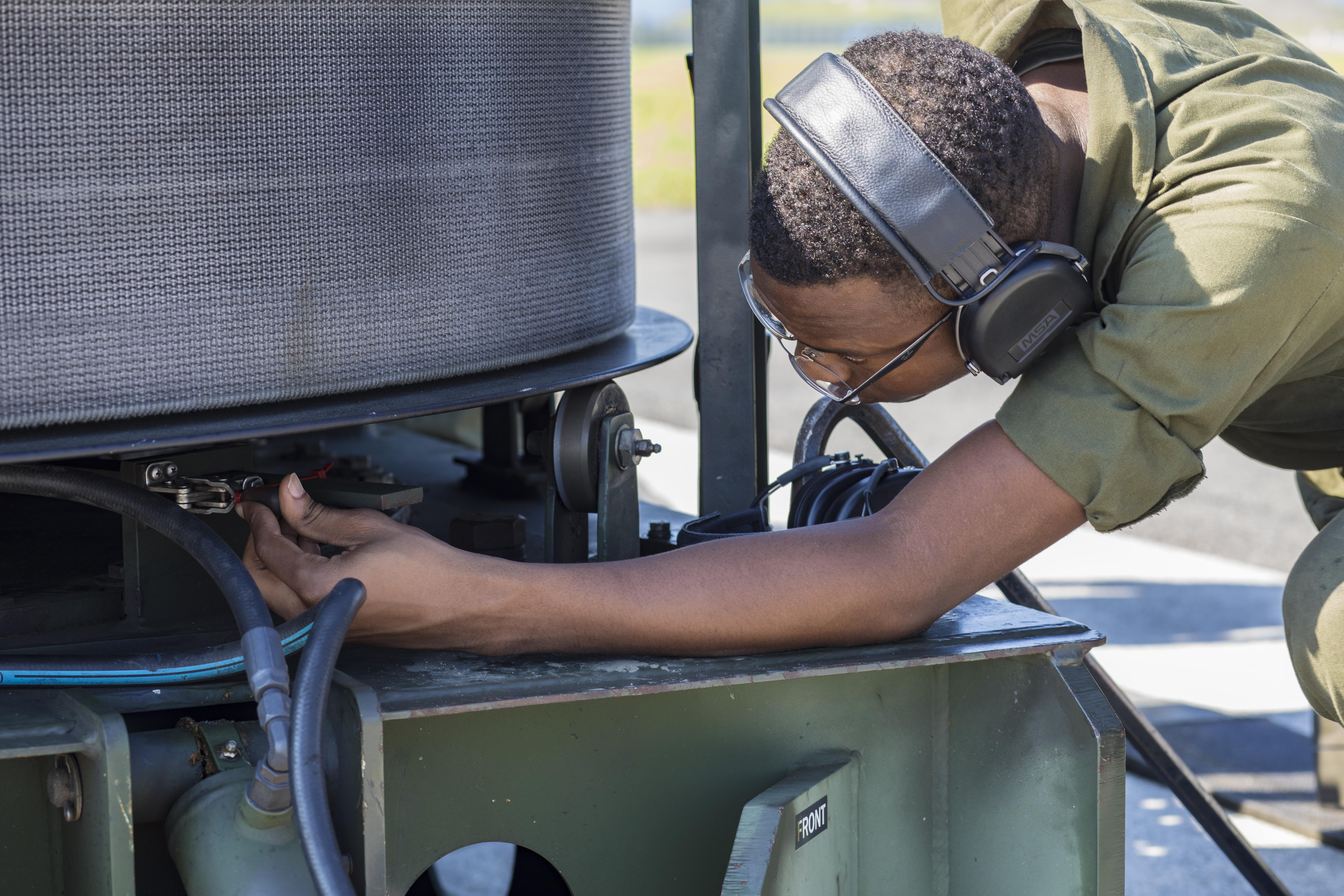 Recovery Marines install M31 arresting gear