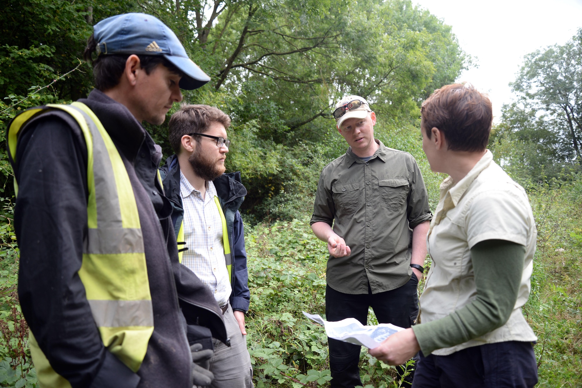 Amateur and professional archeologists discuss excavation