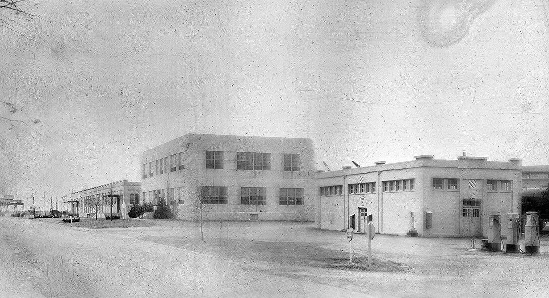 IMAGE: 1945
MARITME AND NPG BUILDING HISTORY: Supply Department Buildings, L to R: Shipping, receiving,
issue & rail express, supply and accounting, and oil house. (Yardcraft in far left background)
