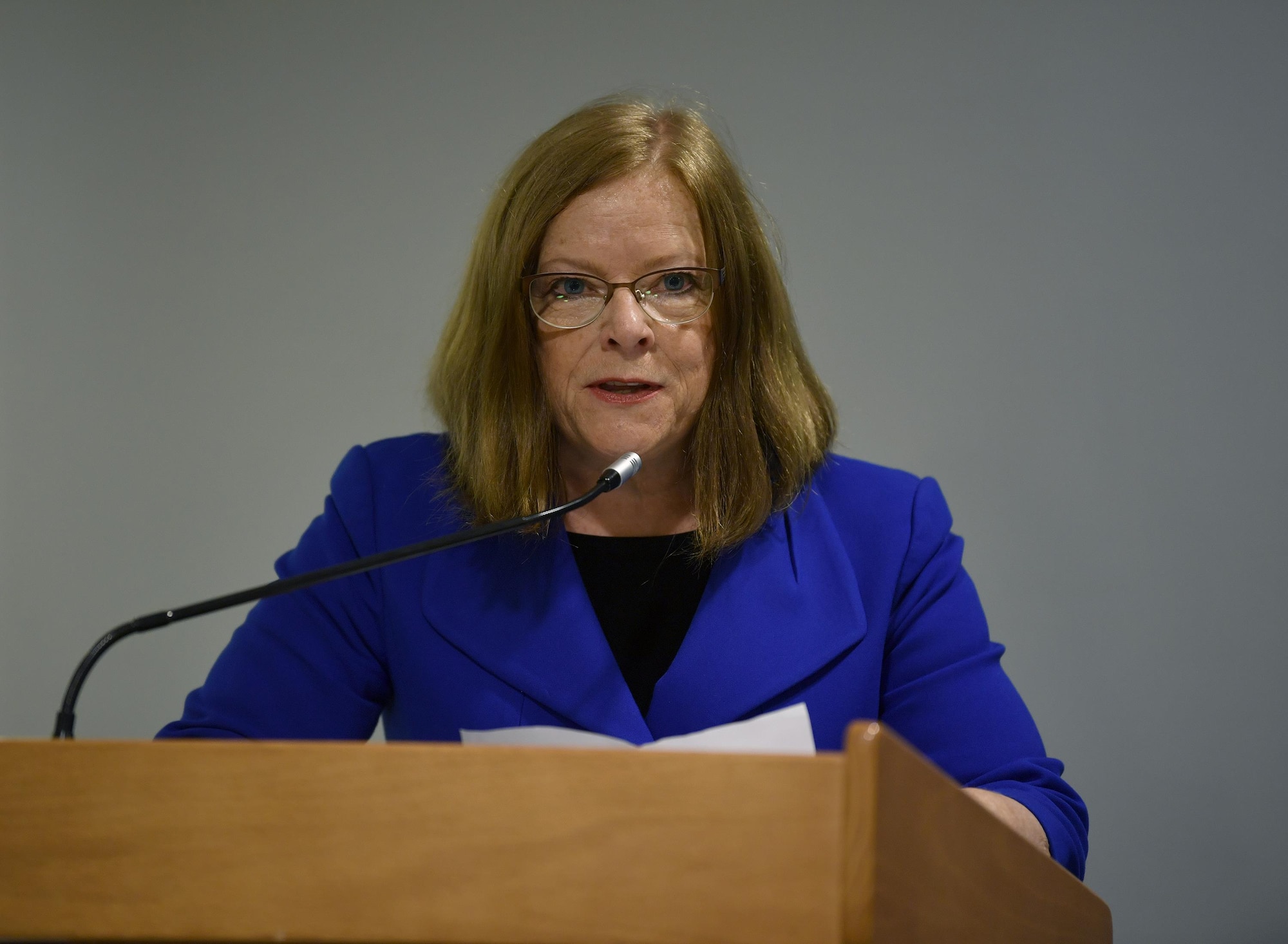 Artist Michele Rushworth talks about the approach she used to paint the official portrait of retired Gen. Mark A. Welsh III, former Air Force Chief of Staff, before its unveiling in the Pentagon, Washington, D.C., Sept. 14, 2017. The portrait will be on display in the Pentagon's Arnold Corridor alongside the portraits of all the other former Air Force chiefs of staff. (U.S. Air Force photo by Wayne A. Clark)