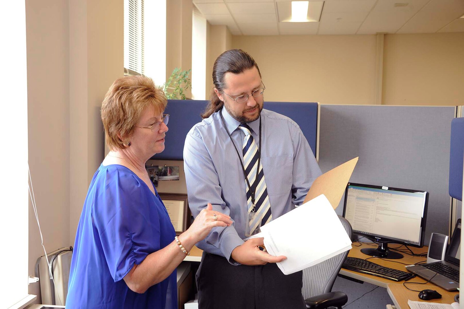 Robert Steed, a contracting officer for DLA Disposition Services, discusses the new contract with Sheryl Woods, DLA Disposition Services’ special assistant for small business.