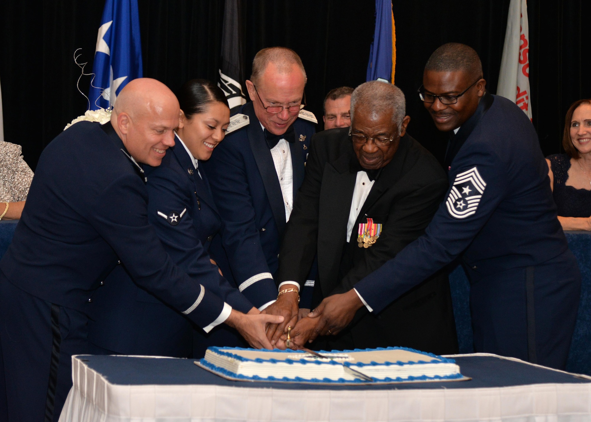 Senior leaders, junio Airmen cut Air Force birthday cake
