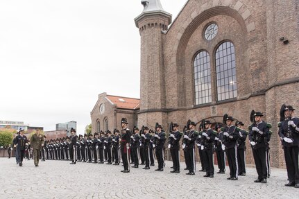 CJCS and Admiral Haakon Bruun-Hanssen, Norwegian Chief of Defence, inspect Norwegian Honor Guard