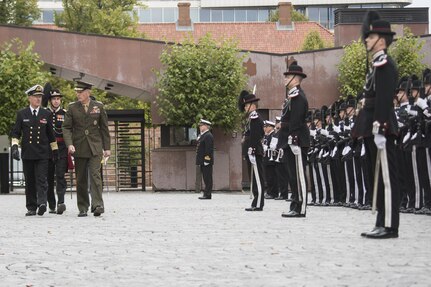 CJCS and Admiral Haakon Bruun-Hanssen, Norwegian Chief of Defence inspect Norwegian Honor Guard