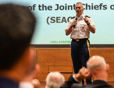 Army Command Sgt. Maj. John Wayne Troxell, senior enlisted advisor to the chairman of the Joint Chiefs of Staff, speaks at the Army Public Affairs Leadership Forum