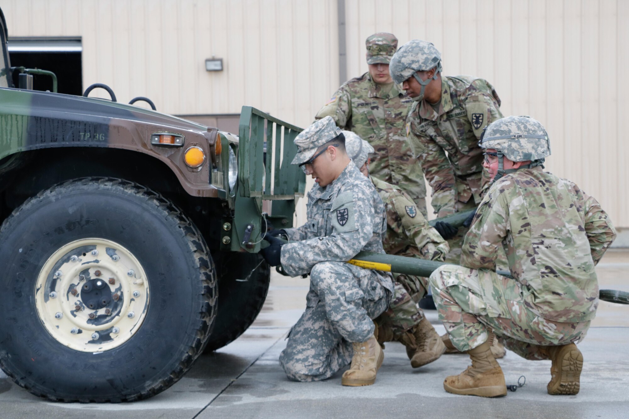 U.S. Army Soldiers from the 558th Transportation Company, 10th Transportation Battalion, 7th Transportation Brigade (Expeditionary) perform vehicle recovery in two High Mobility Multipurpose Wheeled Vehicles during the company’s first “Maintenance Rodeo” competition at Third Port, Joint Base Langley-Eustis, Va., Sept. 19, 2017.