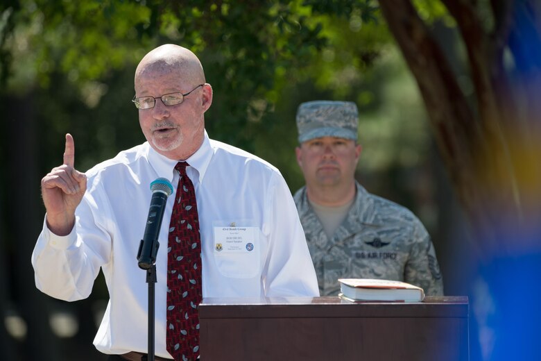 Honoring heroes: 43d AMOG welcomes WWII vets