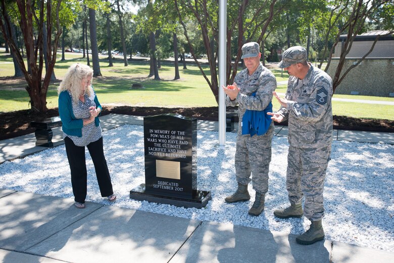 Honoring heroes: 43d AMOG welcomes WWII vets