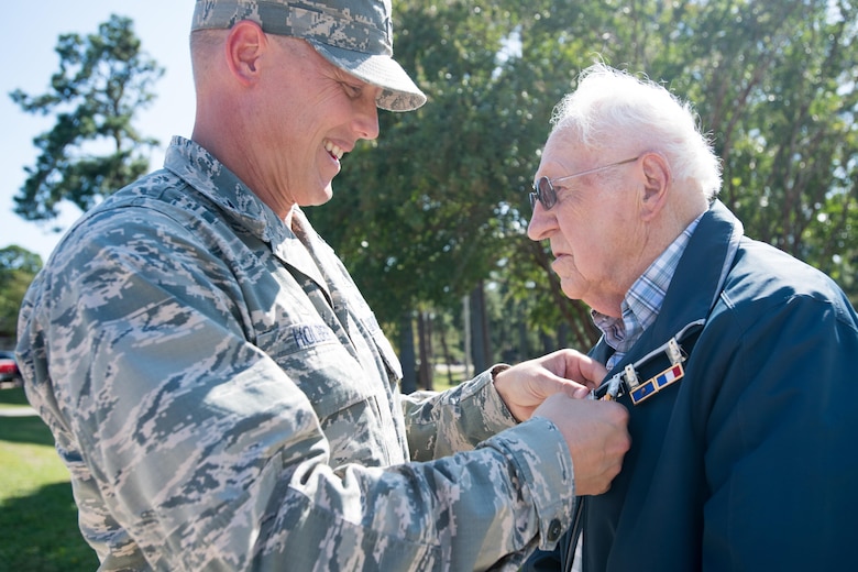 Honoring heroes: 43d AMOG welcomes WWII vets
