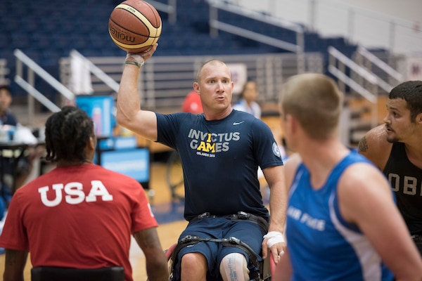 Air Force Tech. Sgt. Ben Seekell looks for a pass in wheelchair basketball during training for the 2017 Invictus Games at Hofstra University on Long Island, N.Y., Sept. 20, 2017. DoD photo by Roger L. Wollenberg