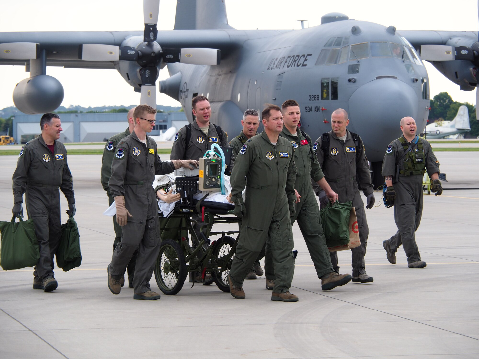 934th Aeromedical Staging Squadron conduct a mass casualty exercise during the September UTA. (Air Force Photo/Paul Zadach)