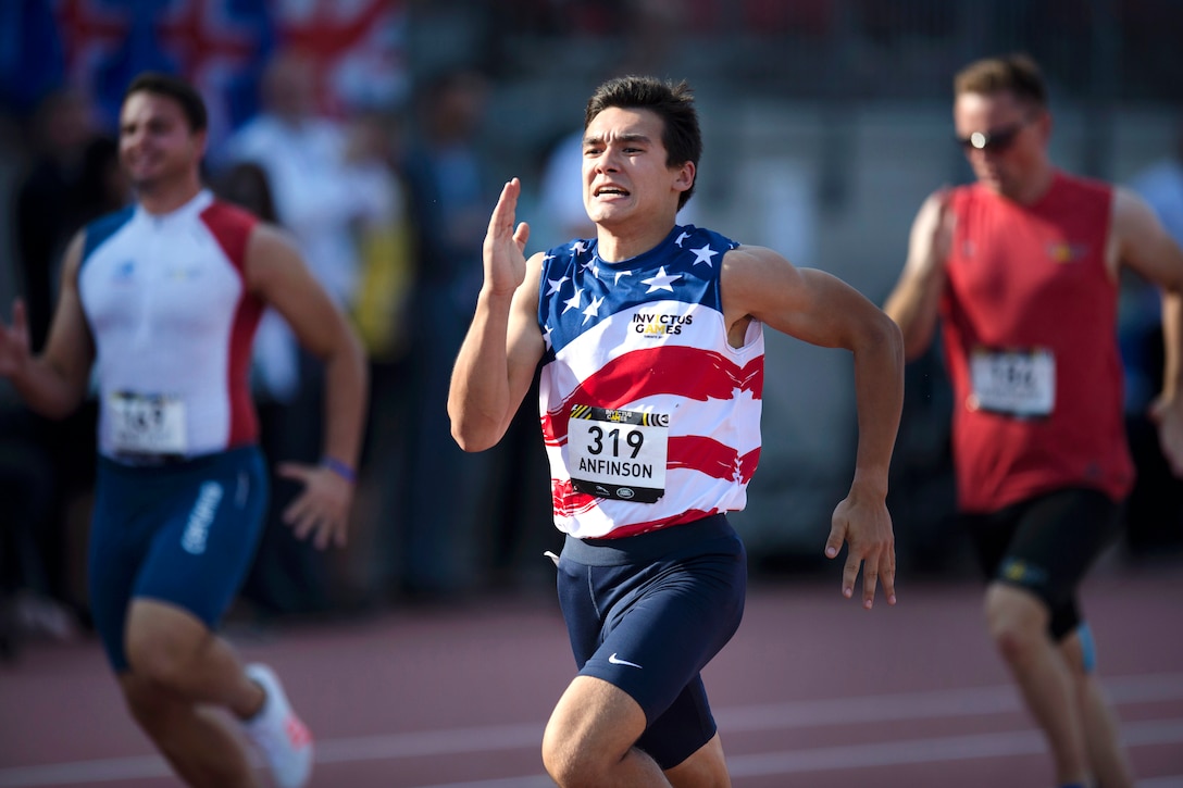 A Marine Corps veteran sprints in 2017 Invictus Games event.