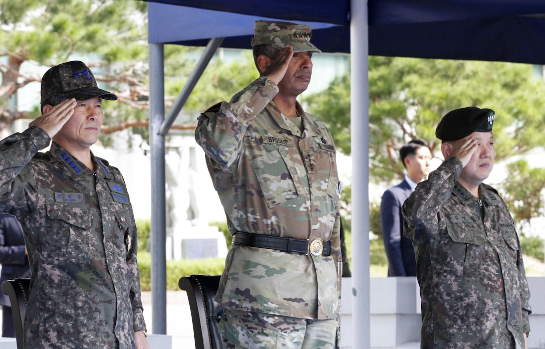 USAG YONGSAN, South Korea -- Republic of Korea Chairman of the Joint Chiefs of Staff Gen. Jeong, Kyeong Doo and Gen. Vincent K. Brooks, Combined Forces Command, United States Forces Command and United Nations Command, and Gen. Kim, Byeong Joo, CFC deputy commander, render the appropriate honors during a ceremony at United States Army Garrison Yongsan, Sept. 26. General Jeong was making his first trip to USAG Yongsan as ROK CJCS. (U.S. Army photo by Staff Sgt. Eliverto Larios)