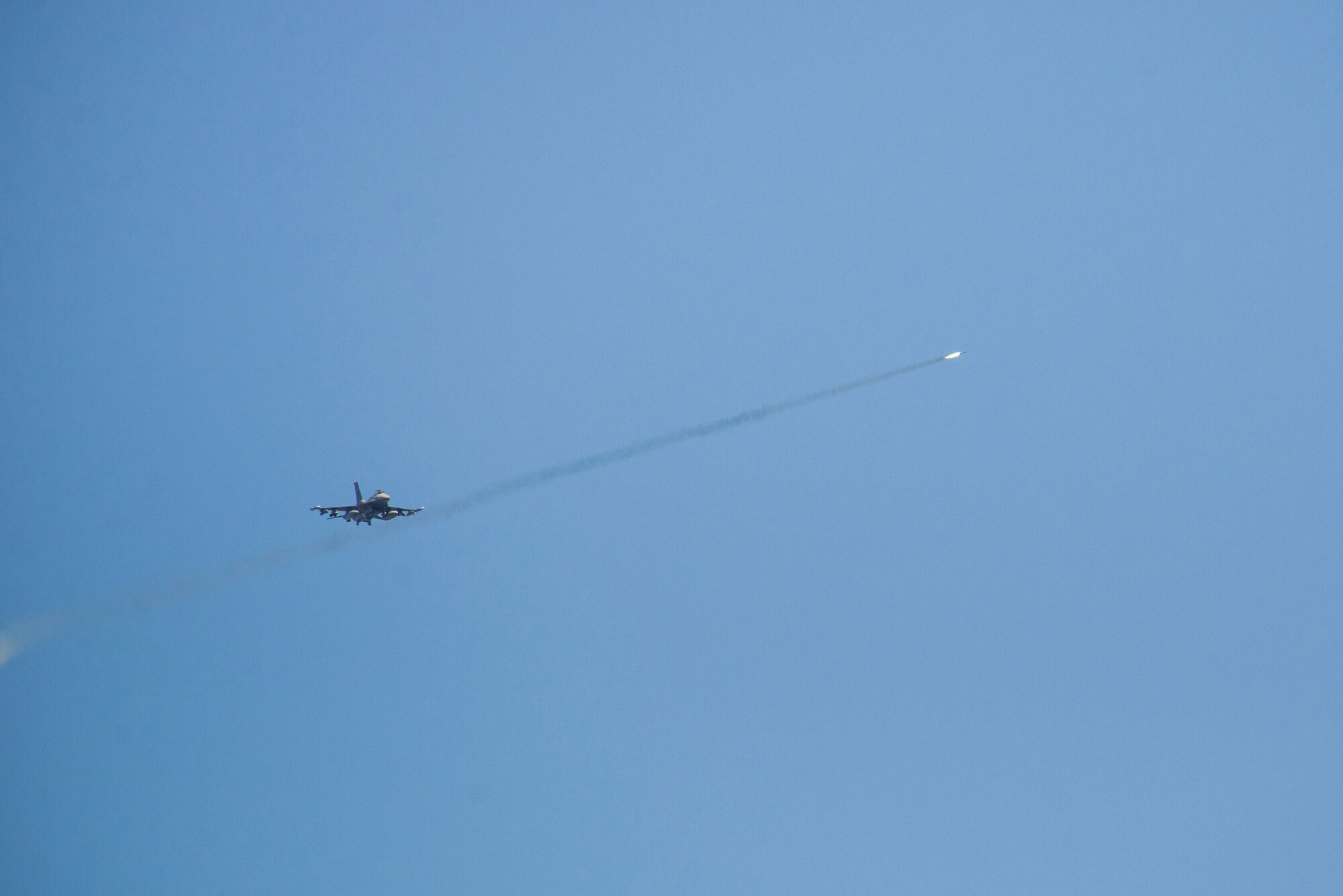 An F-16CM Fighting Falcon employs a rocket at Poinsett Electronic Combat Range, near Wedgefield, S.C., Sept. 22, 2017.