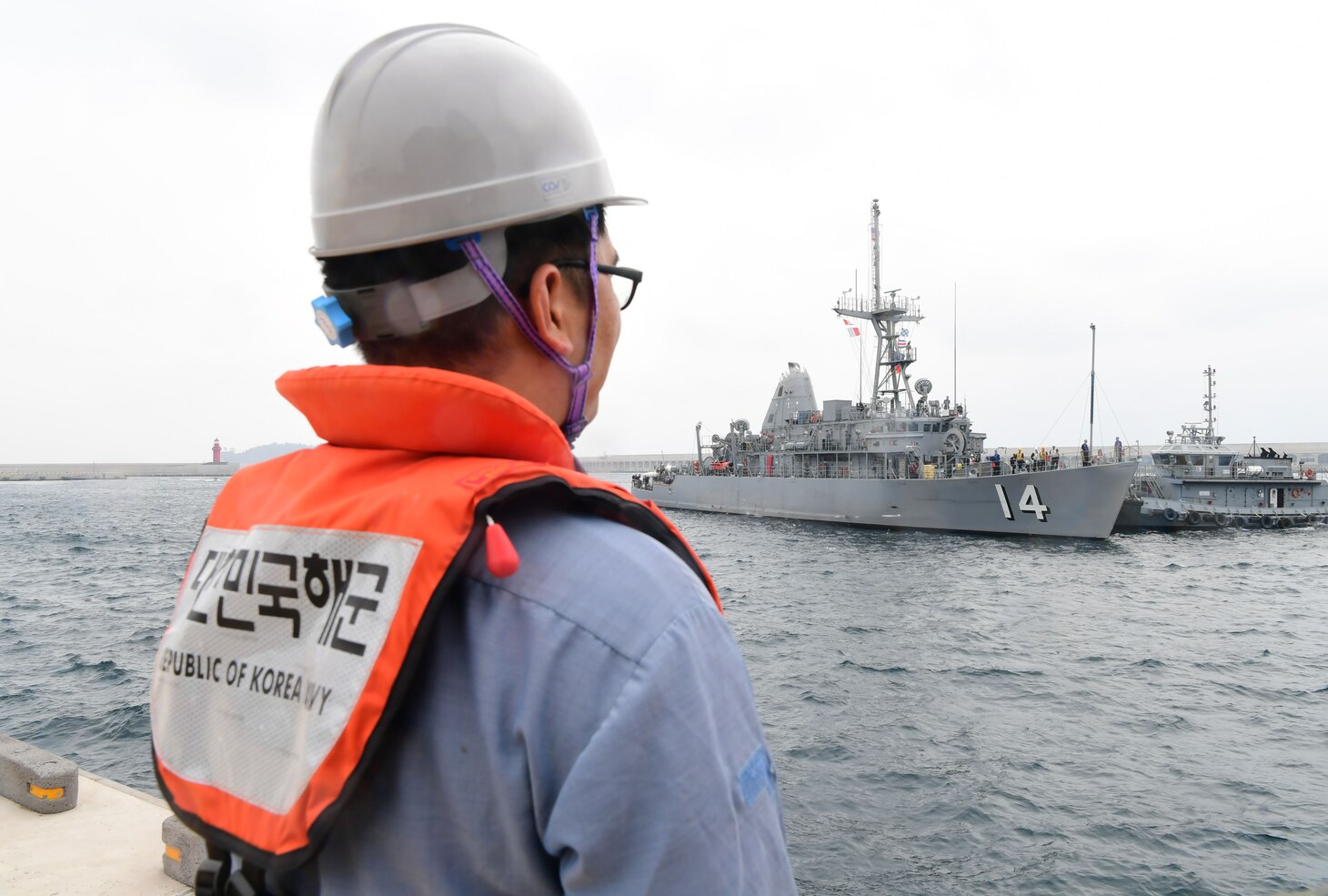 The Avenger-
class mine countermeasures ship USS Chief (MCM-14) pulls into Jeju Island in the Republic of Korea (ROK) as part of a routine port visit. Chief is part of the Mine Countermeasures Squadron 7 and Amphibious Force 7th Fleet, which is training to enhance its capabilities of finding, classifying and destroying moored and bottom mines.