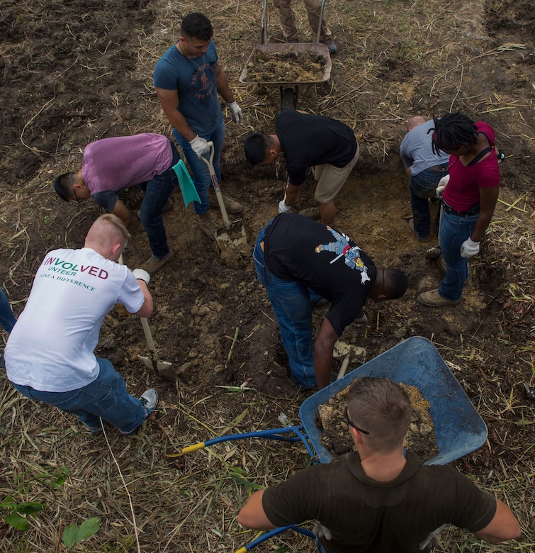 Service members volunteer, make difference in community