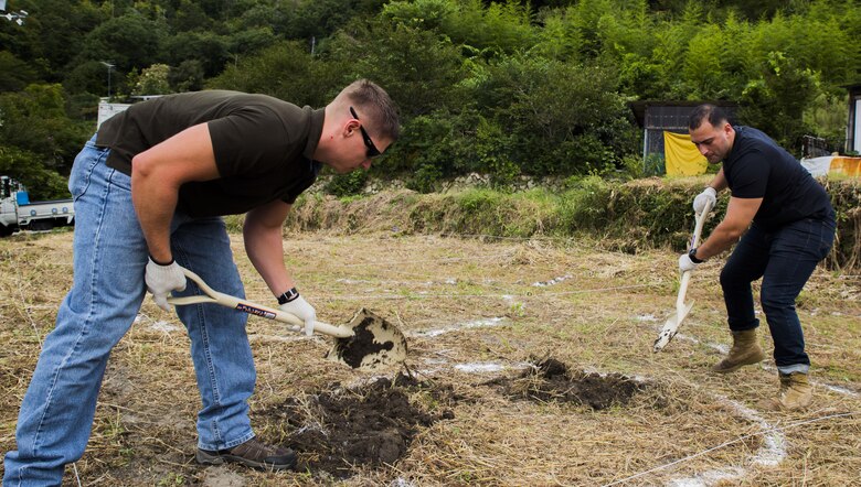 Service members volunteer, make difference in community