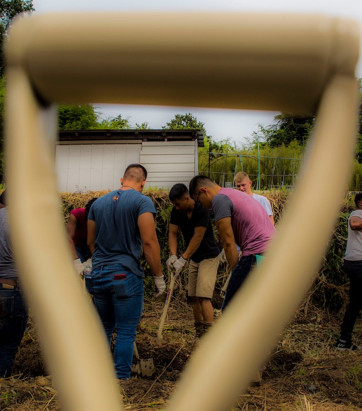 Service members volunteer, make difference in community
