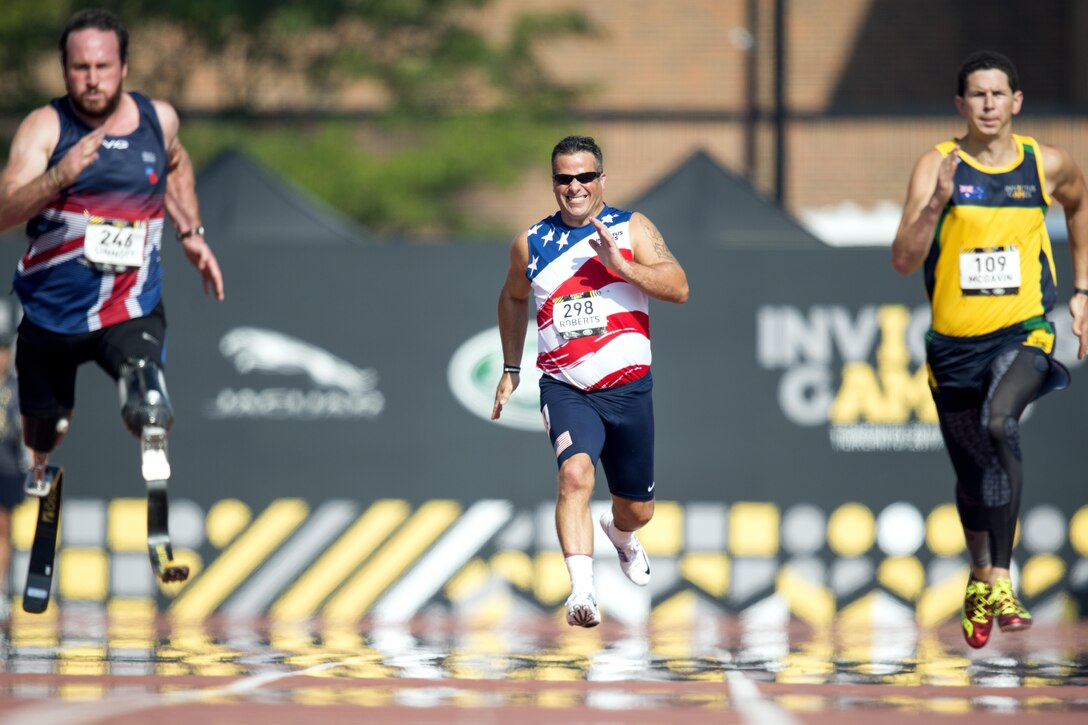 Patrick Roberts, a medically retired Air Force technical sergeant, competes in the men's 100-meter dash for Team Socom, the U.S. Special Operations Command Invictus Games team, at York-Lions Stadium in Toronto, Sept. 25, 2017. DoD photo by Marine Corps Sgt. Cedric R. Haller II