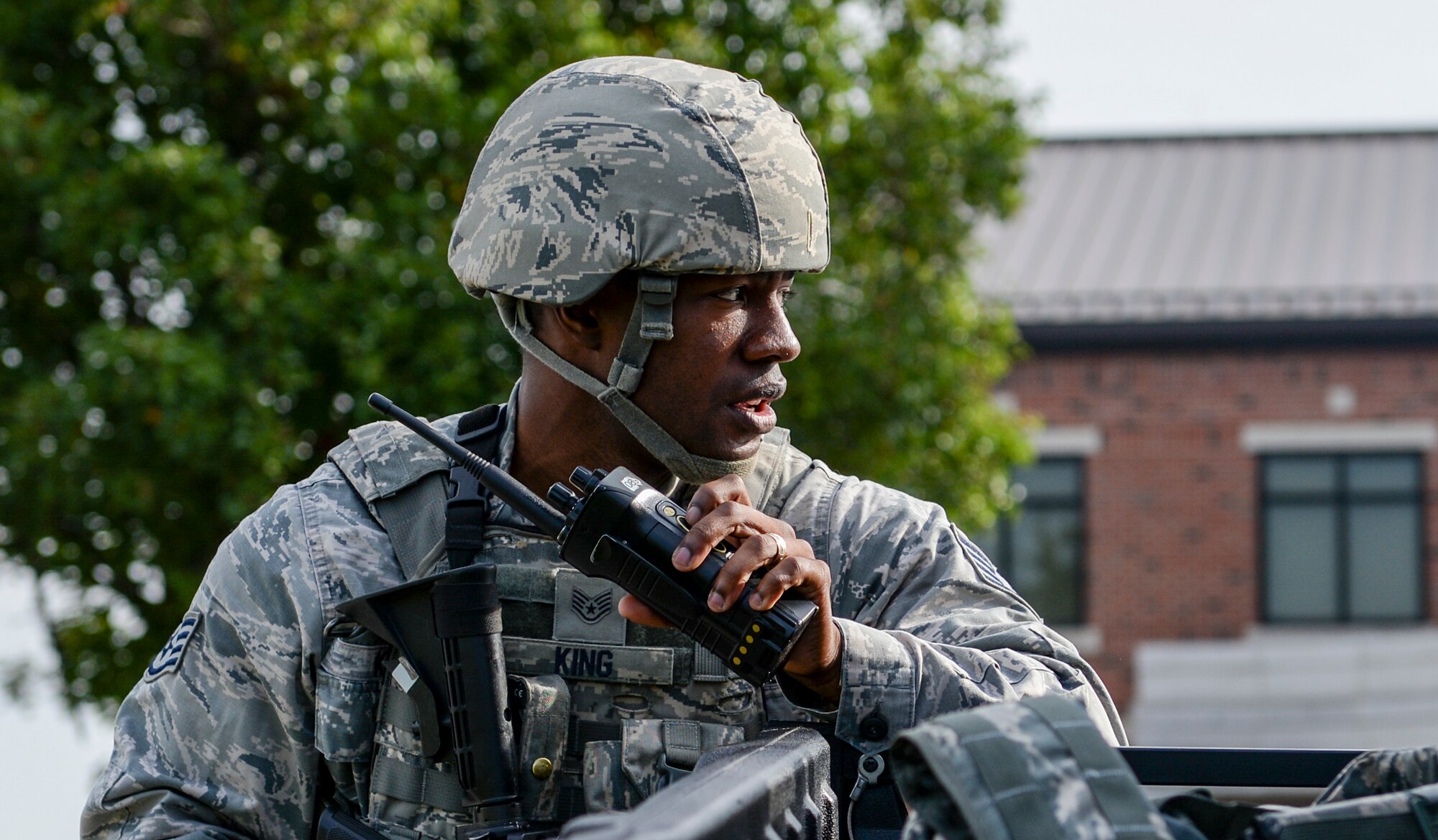 Staff Sgt. Aleem King, 375th Security Forces Squadron, relays information to other SF members during an active shooter exercise at Scott Air Force Base, Ill., Sept. 21th, 2017.