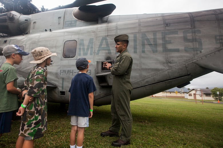 Capt. Zoar Morales, a CH-53E Super Stallion helicopter pilot with Marine Heavy Helicopter Squadron 463, Marine Aircraft Group 24, teaches children about the functions of the aircraft during ‘Operation Ooh-Rah Kids’, Marine Corps Base Hawaii (MCBH), March 23, 2018. MCBH Marines and Sailors volunteer each year to give the children a chance to experience what it’s like to be a Marine. (U.S. Marine Corps photo by Lance Cpl. Matthew Kirk)