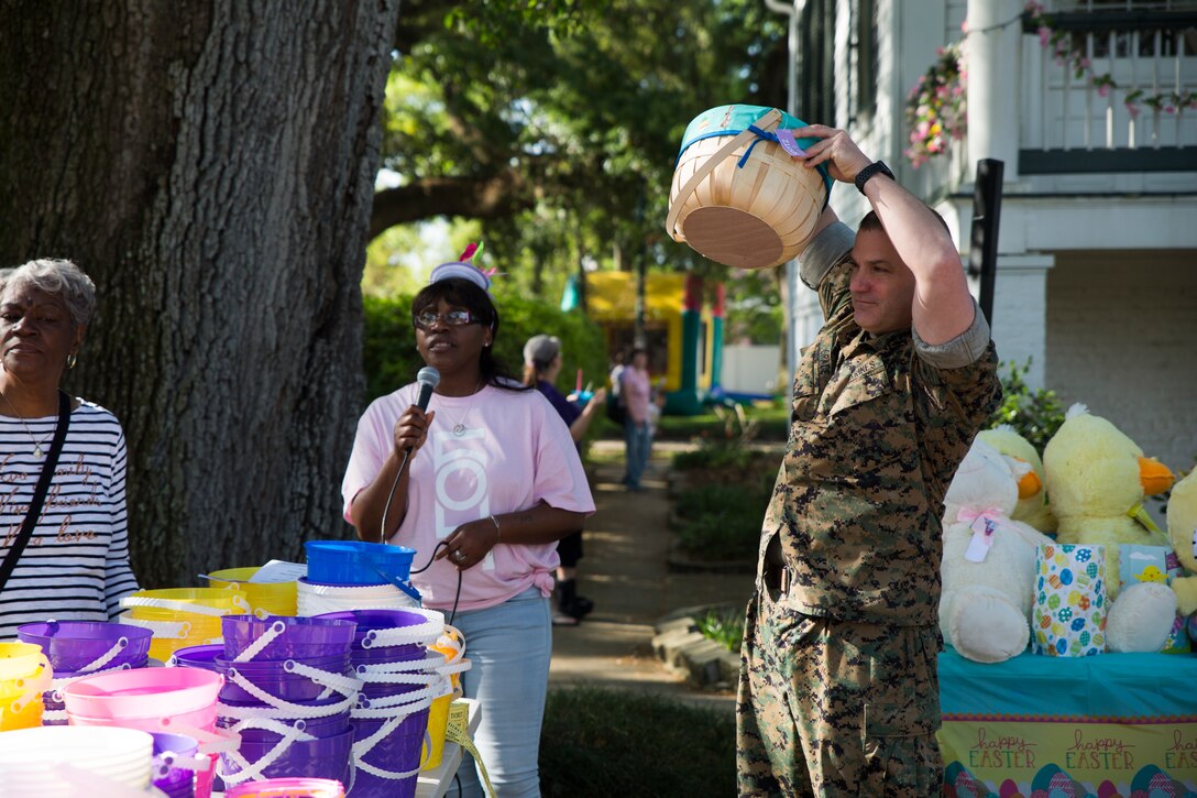 Sgt. Maj. Scott D. Grade, sergeant major of Marine Forces Reserve and Marine Forces North, draws raffle tickets during the MARFORRES command sponsored Easter Egg Hunt at the historic home of Lt. Gen. Rex C. McMillian, commander of MARFORRES and MARFORNORTH, New Orleans, March 24, 2018. Families from the local community were invited to attend the event, interact with the service members and celebrate the holiday together. (U.S. Marine Corps photo by Sgt. Melissa Martens)