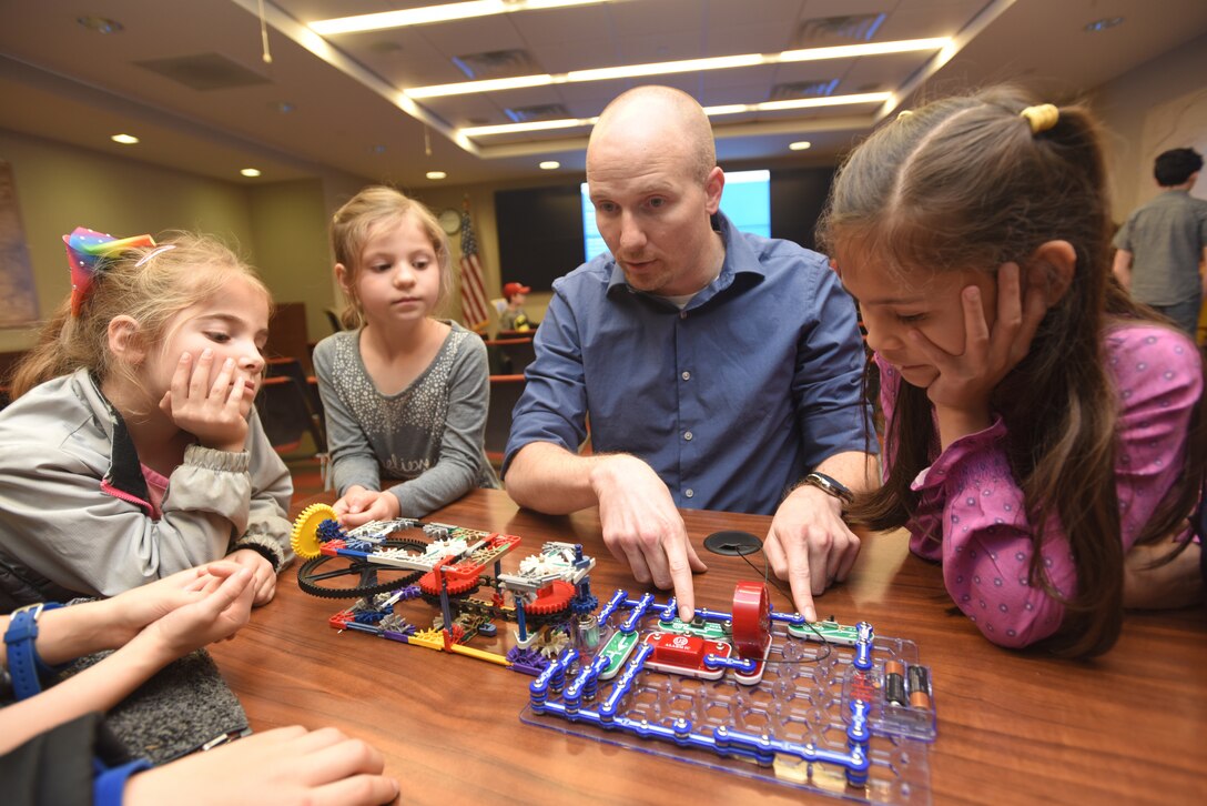 Ben Lewis, U.S. Army Corps of Engineers Nashville District electrical engineer, explains parallel circuits with kids participating in “Bring Your Kids to Work Day” activities March 30, 2018 at the district headquarters in Nashville, Tenn. (USACE Photo by Lee Roberts)