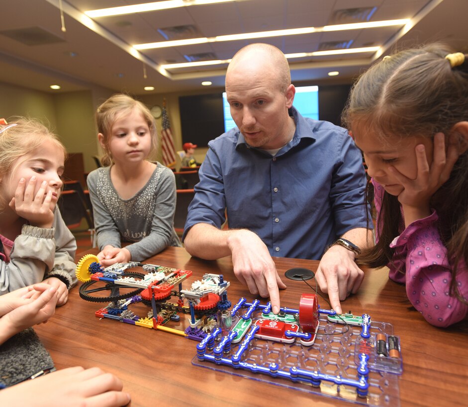 Ben Lewis, U.S. Army Corps of Engineers Nashville District electrical engineer, explains parallel circuits with kids participating in “Bring Your Kids to Work Day” activities March 30, 2018 at the district headquarters in Nashville, Tenn. (USACE Photo by Lee Roberts)