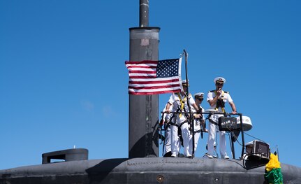 PEARL HARBOR, Hawaii (April 6, 2018) The Los Angeles-class fast-attack submarine USS Bremerton (SSN 698) returns to Joint Base Pearl Harbor-Hickam following a six-month Western Pacific deployment, April 6. (U.S. Navy photo by Mass Communication Specialist 1st Class Daniel Hinton/ Released)