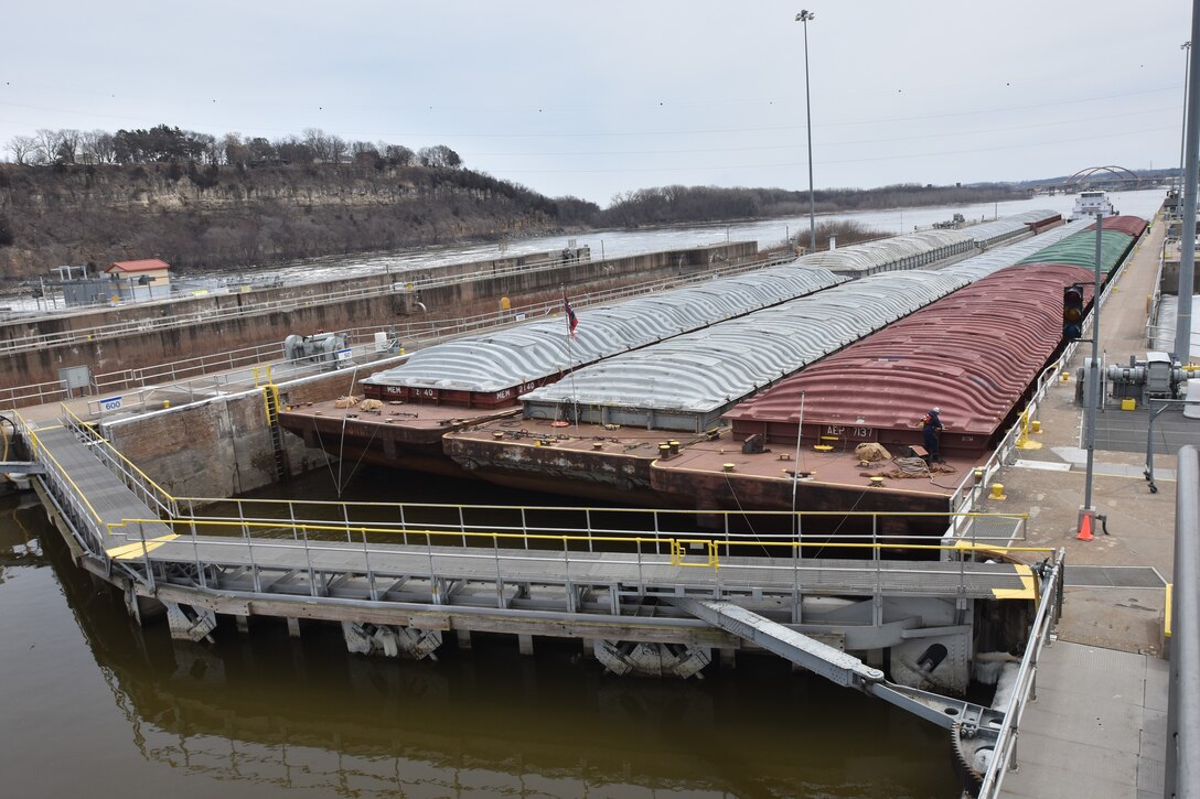 Motor Vessel Michael Poindexter locks through Lock and Dam 2