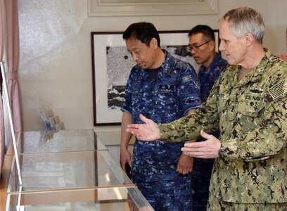 U.S. 7th Fleet Admiral Visits JMSDF Maizuru District Headquarters