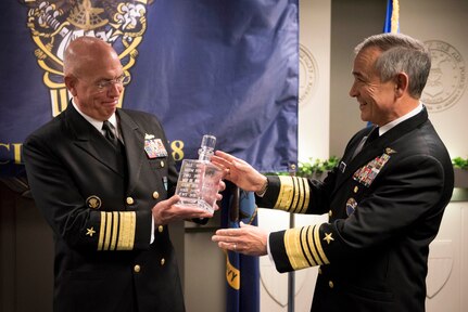 Pacom’s Harris Passes ‘Old Goat’ Award to Southcom’s Tidd