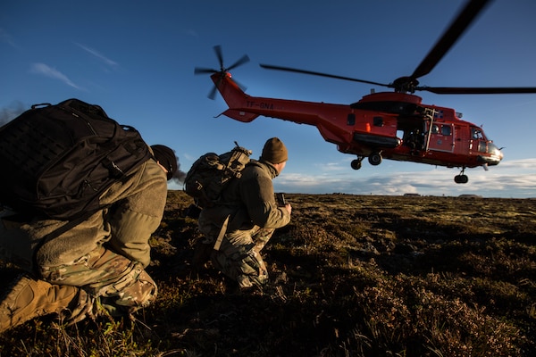 Army Explosive Ordnance Disposal Technicians look on as Icelandic coastguard helicopter takes off from field in Iceland during exercise Northern
Challenge 2017 (NATO/Laurence Cameron)