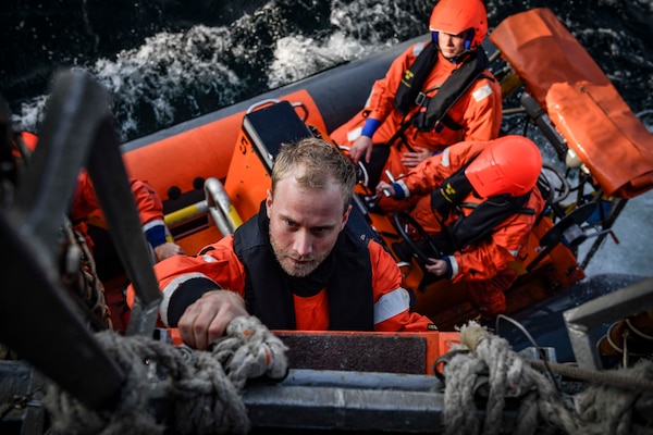 Swedish sailors assigned to HSwMS Karlsand climb aboard USS Oscar Austin, which supports theater security cooperation and forward naval presence in U.S. 6th Fleet area of operations, Baltic Sea, September 26, 2017 (U.S. Navy/Ryan Utah Kledzik)