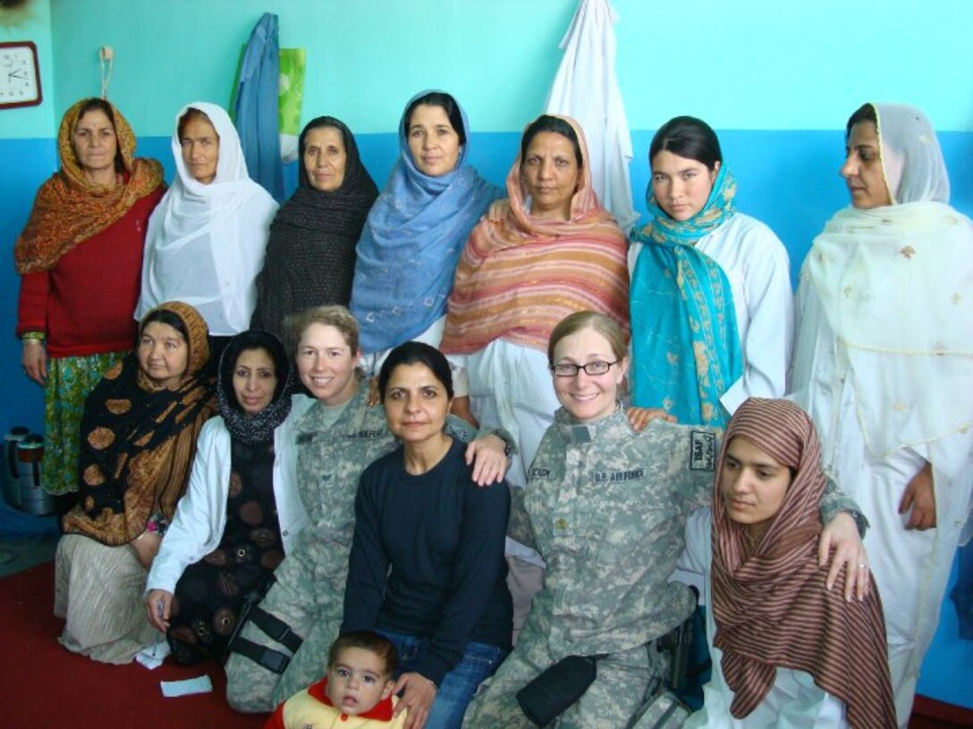 Air Force doctor poses with Afghan women.